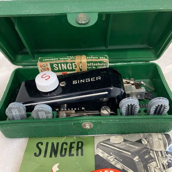 Vintage Singer Buttonholer with 7 Templates Instructions and Case Untested - Picture 5 of 12